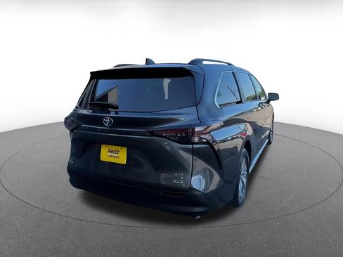 Used 2025 Toyota Sienna XLE FWD image 13