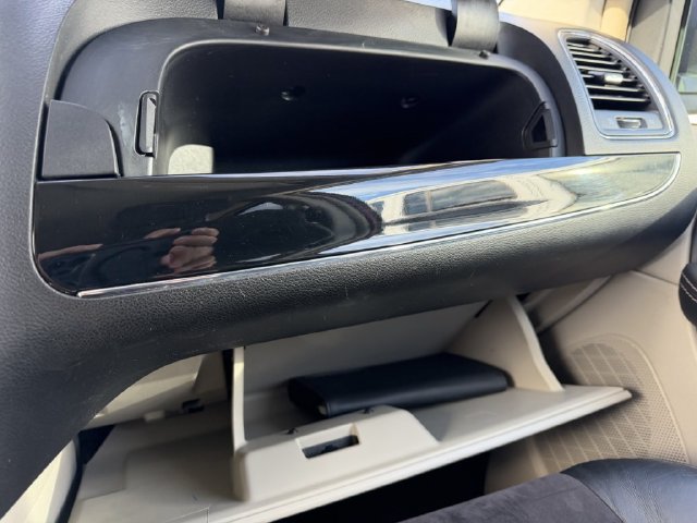 Used 2014 Chrysler Town & Country Touring-L FWD image 26