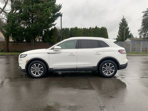 Used 2022 Lincoln Nautilus FWD w/ Premium Package image 2