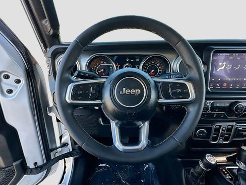 Used 2023 Jeep Gladiator Overland image 11