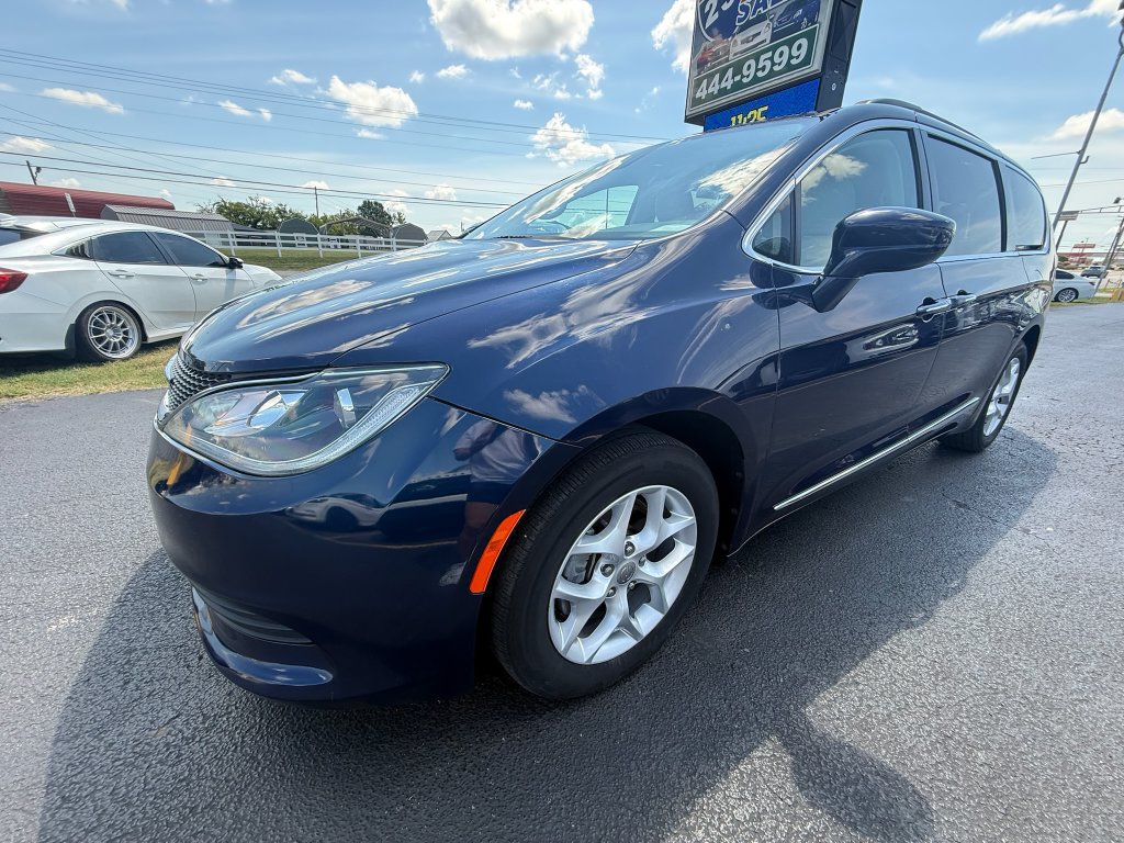 Used 2017 Chrysler Pacifica Touring-L w/ Tire & Wheel Group FWD image 8