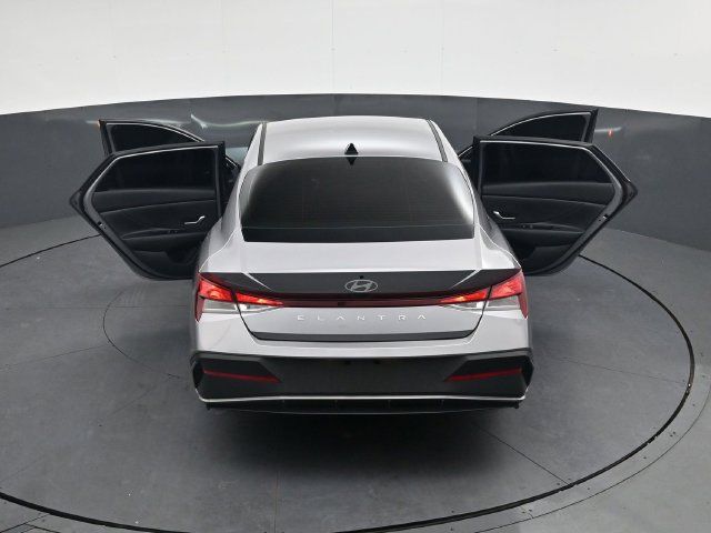 Used 2025 Hyundai Elantra SE FWD image 40