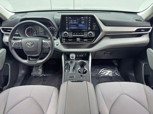 Used 2021 Toyota Highlander LE AWD/4WD image 11