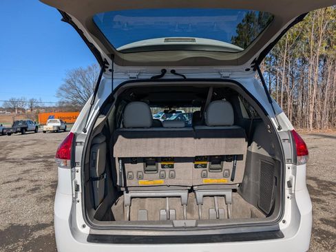 Used 2014 Toyota Sienna XLE image 24