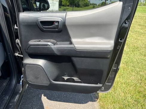 Used 2023 Toyota Tacoma SR AWD/4WD image 16