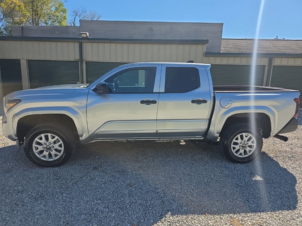Used 2025 Toyota Tacoma SR AWD/4WD image 3