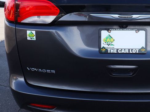 Used 2021 Chrysler Voyager Lxi image 17