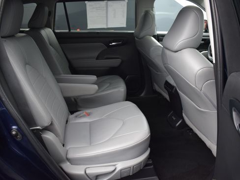Used 2022 Toyota Highlander XLE AWD/4WD image 11