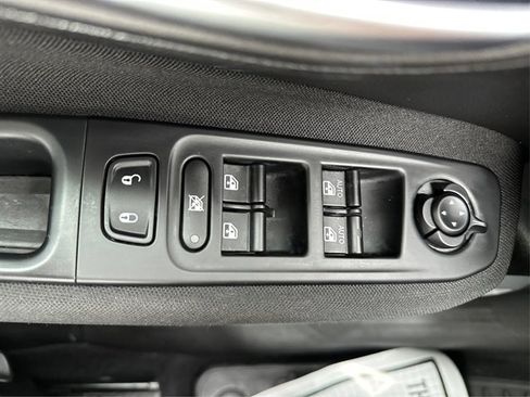 Used 2019 Jeep Renegade Latitude w/ Cold Weather Group AWD/4WD image 39