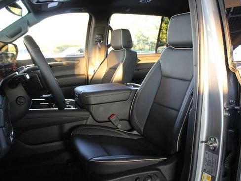 Used 2025 Chevrolet Suburban Premier image 11