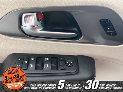 Used 2023 Chrysler Pacifica Touring-L FWD image 24