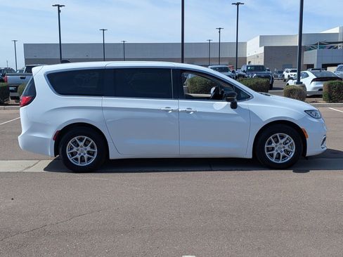 Used 2024 Chrysler Pacifica Touring-L image 6