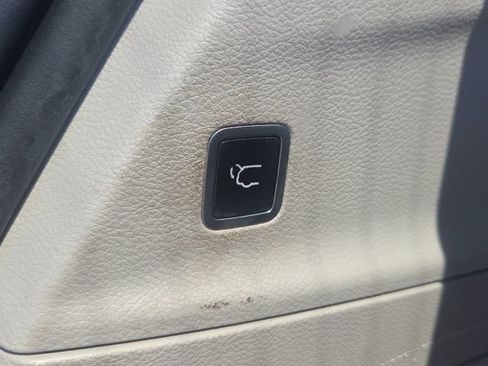 Used 2017 Chrysler Pacifica Limited w/ UConnect Theater Package FWD image 13