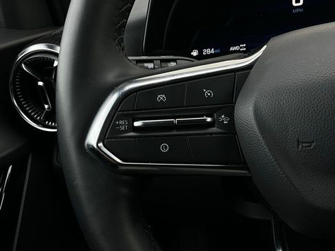 Used 2025 Chevrolet Equinox LT image 32