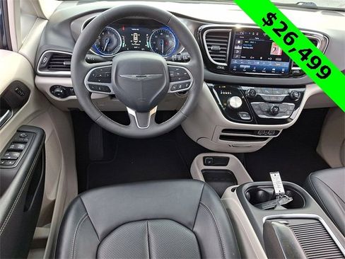 Certified 2024 Chrysler Pacifica Touring-L image 12