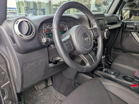 Used 2017 Jeep Wrangler Unlimited Sahara w/ Connectivity Group AWD/4WD image 13