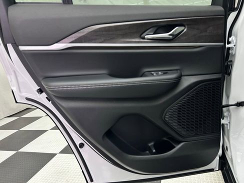 New 2025 Jeep Grand Cherokee Limited w/ Trailer Tow Package image 18