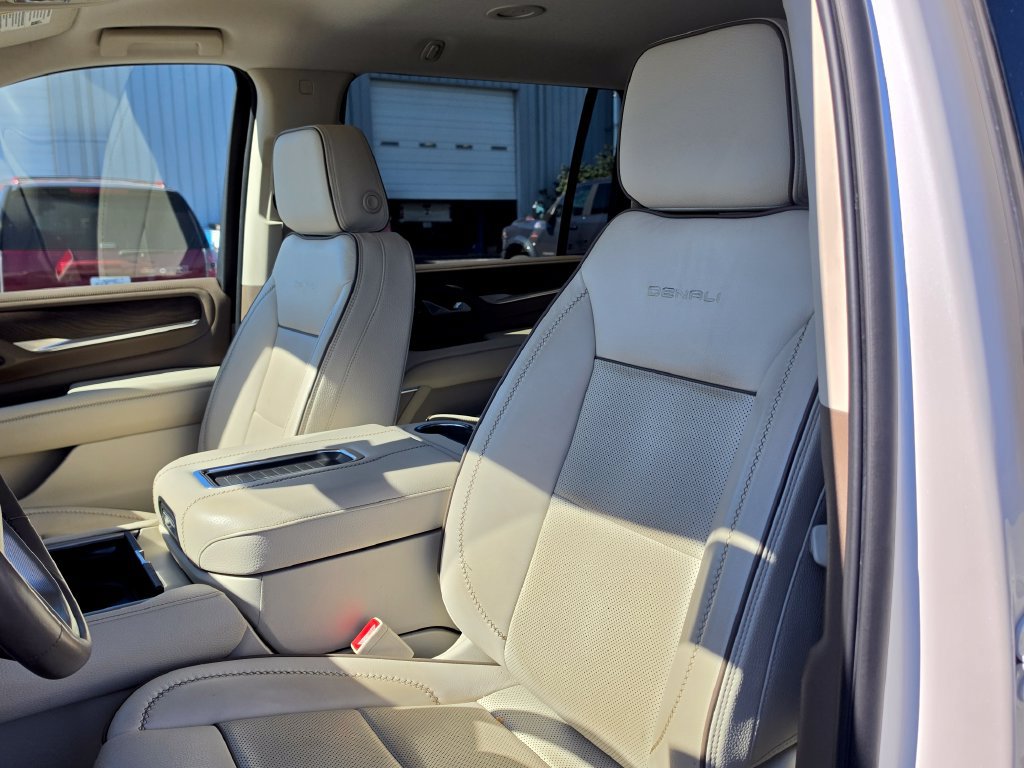 Used 2022 GMC Yukon XL Denali AWD/4WD image 3