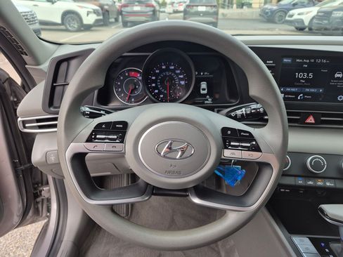 Used 2023 Hyundai Elantra SE FWD image 19