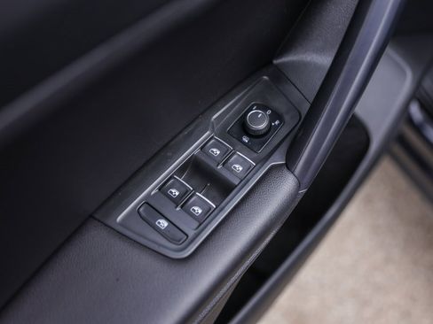 Used 2021 Volkswagen Tiguan SE w/ Panoramic Sunroof Package image 22