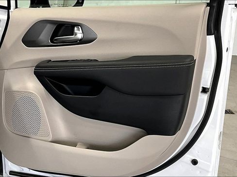 Used 2024 Chrysler Pacifica Select image 21