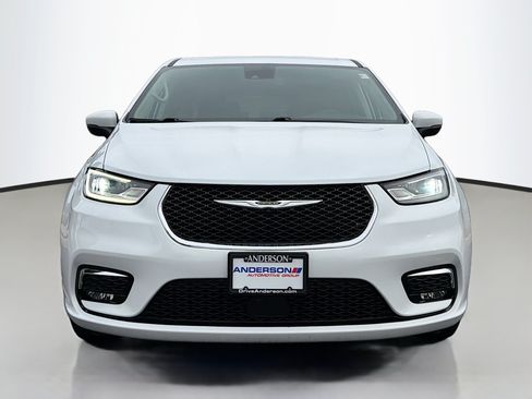 Used 2023 Chrysler Pacifica Touring-L FWD image 16