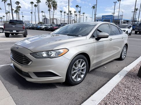 Used 2017 Ford Fusion SE FWD image 2