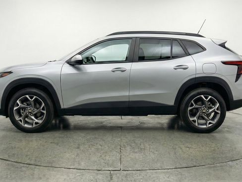 Used 2025 Chevrolet Trax LT w/ LT Convenience Package image 5