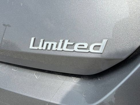 Used 2025 Hyundai Elantra Limited FWD image 3