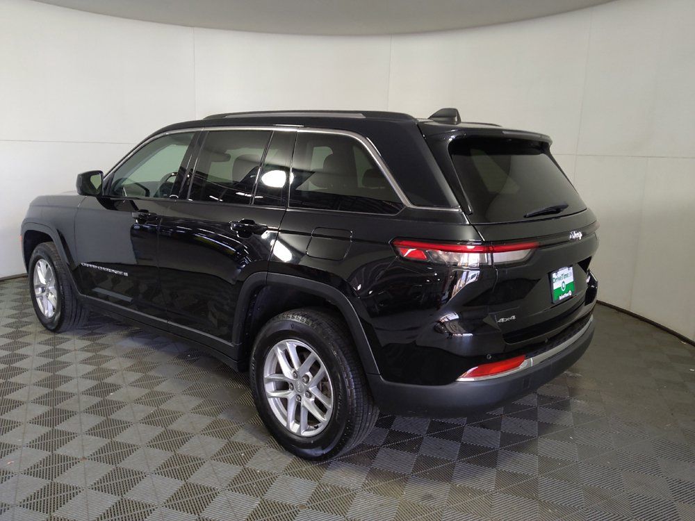 Used 2023 Jeep Grand Cherokee Laredo w/ Luxury Tech Group I AWD/4WD image 3