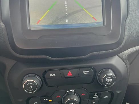 Used 2018 Jeep Renegade Latitude FWD image 12
