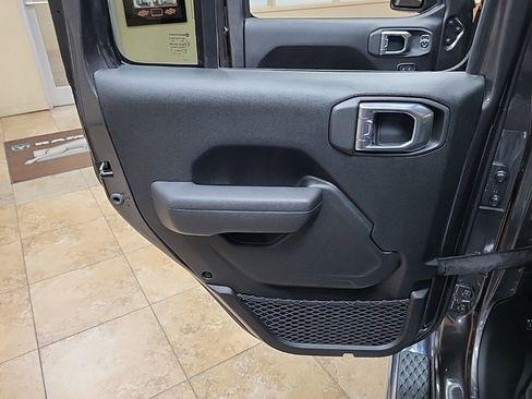 New 2025 Jeep Gladiator Mojave image 18