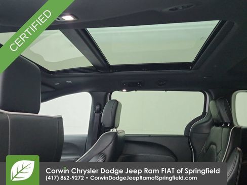Certified 2025 Chrysler Pacifica Limited FWD image 29