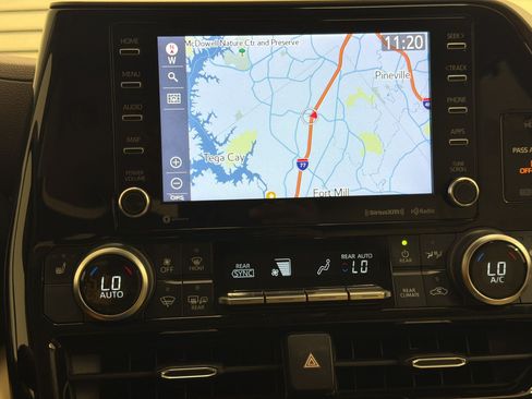 Used 2020 Toyota Highlander XLE AWD/4WD image 18