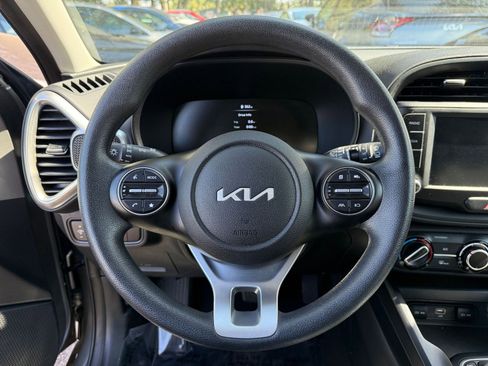 Used 2025 Kia Soul LX w/ LX Technology Package FWD image 24