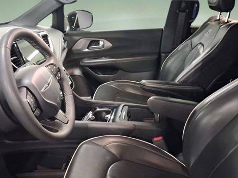 Used 2025 Chrysler Pacifica Limited FWD image 8