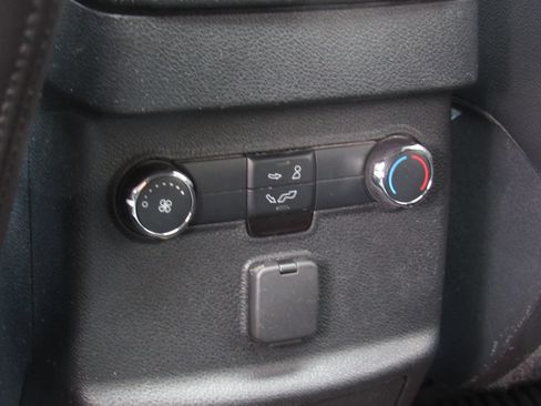 Used 2016 Ford Explorer XLT w/ Equipment Group 202A AWD/4WD image 37