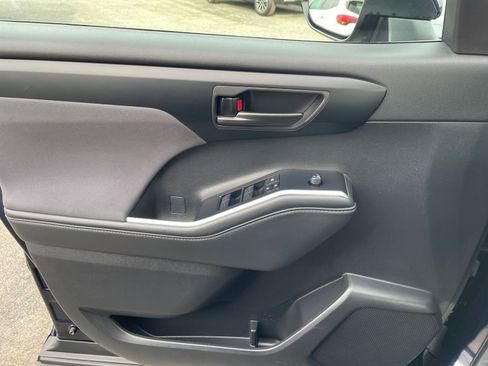 Used 2025 Toyota Highlander LE image 18