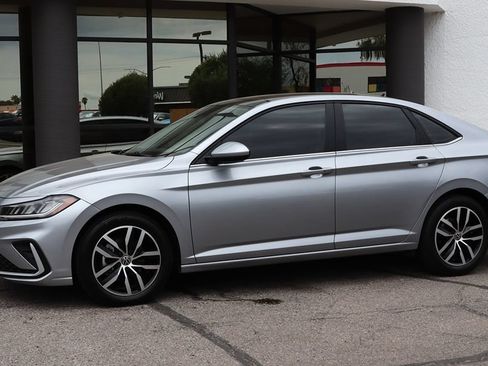 Used 2025 Volkswagen Jetta SE FWD image 7