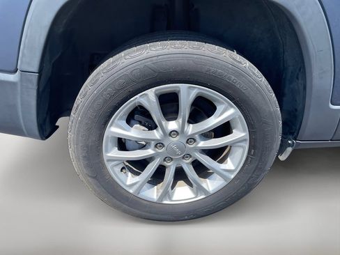 Used 2019 Jeep Cherokee Latitude w/ Popular Appearance Group FWD image 10