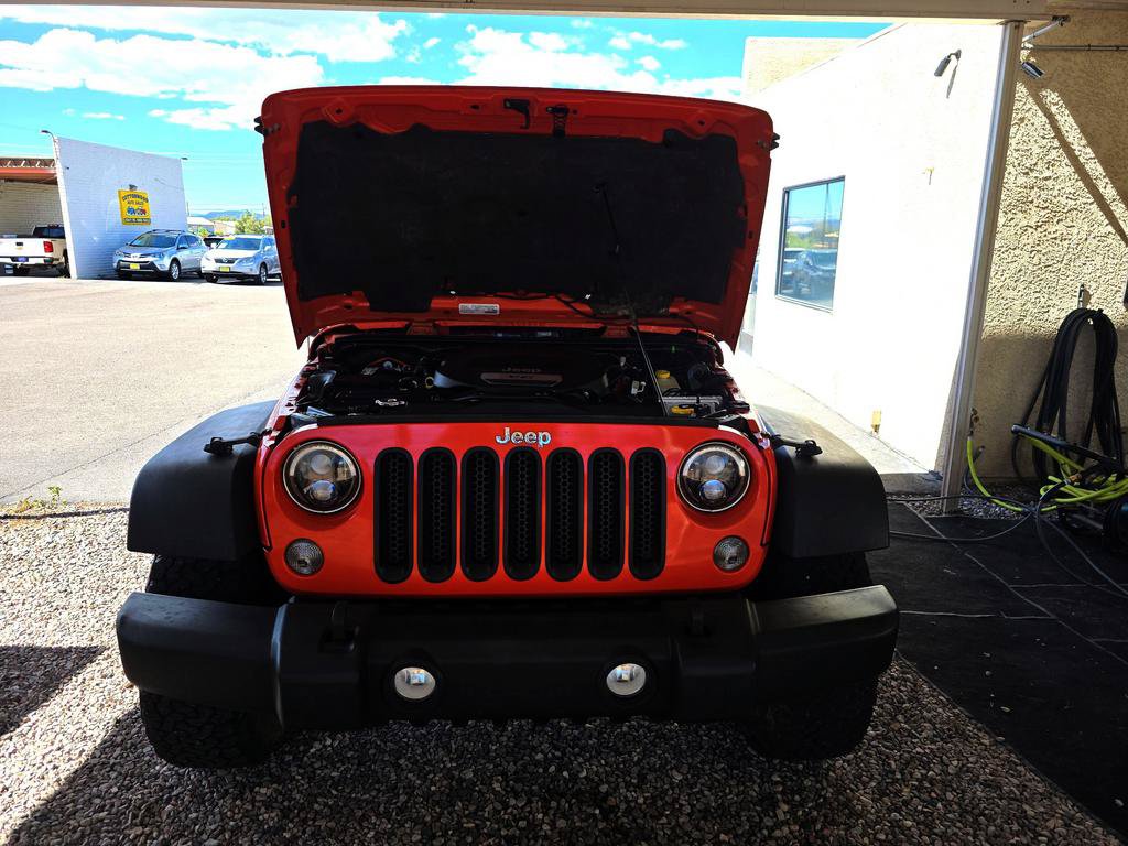 Used 2015 Jeep Wrangler Unlimited Rubicon w/ Connectivity Group AWD/4WD image 11