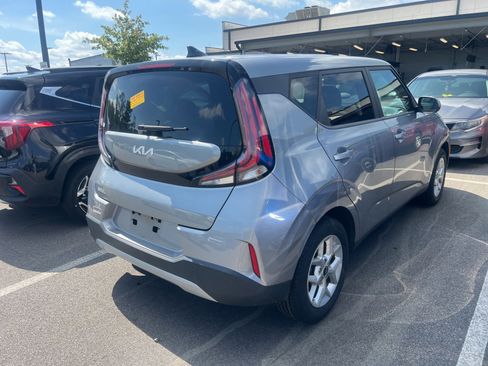 Used 2023 Kia Soul LX w/ LX Technology Package FWD image 8