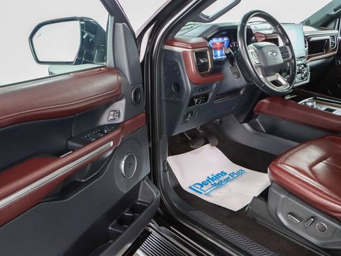 Used 2023 Ford Expedition Limited image 3