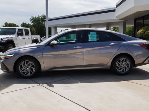 Used 2024 Hyundai Elantra SEL FWD image 5