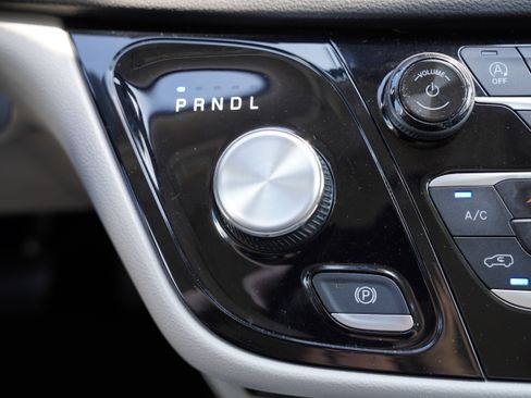 Used 2024 Chrysler Pacifica Touring-L FWD image 28