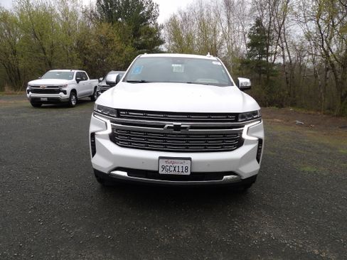 Used 2023 Chevrolet Suburban Premier AWD/4WD image 2