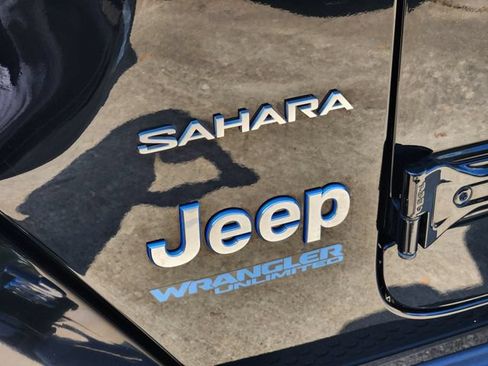 Used 2022 Jeep Wrangler Unlimited Sahara w/ Cold Weather Group AWD/4WD image 11
