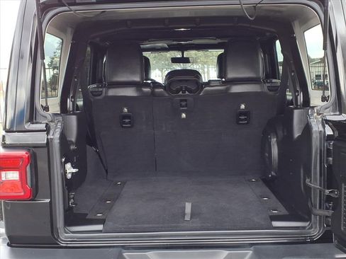 Used 2018 Jeep Wrangler Unlimited Sahara image 12