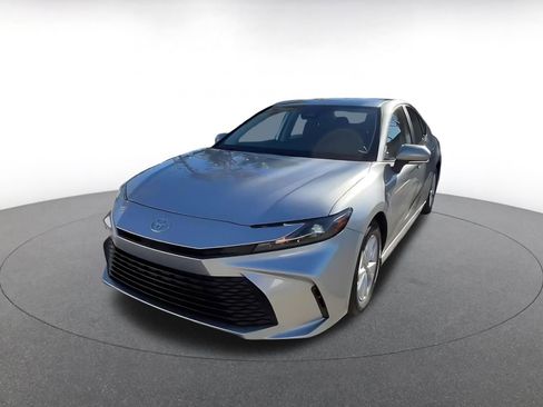 Used 2025 Toyota Camry LE image 7