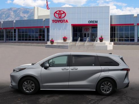 Used 2021 Toyota Sienna XLE image 3
